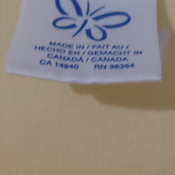 Hecho en made in Canada short sleeves T-shirt with round neck Medium 50% cotton. - Picture 4 of 5